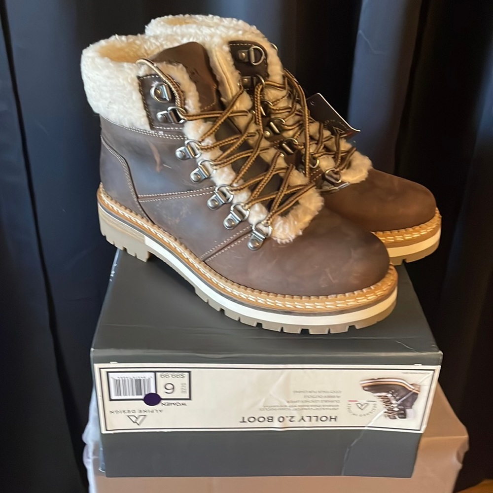 Alpine Designs. Holly 2.0 Boots. Women’s size 6. Brand New with tags.